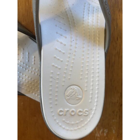 CROCS Women 7 Sanrah Cream Taupe Matte Silver Circle Ring Slides Sandals comfort - Picture 5 of 5